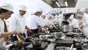 chefs numa cozinha industrial