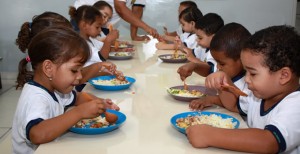 crianças comendo merenda escolar